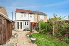 Elizabeth Crescent, Holt
