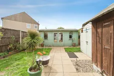 Elizabeth Crescent, Holt