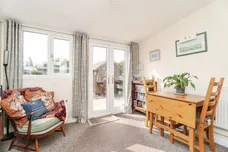 Elizabeth Crescent, Holt