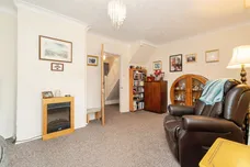 Elizabeth Crescent, Holt