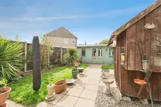 Elizabeth Crescent, Holt