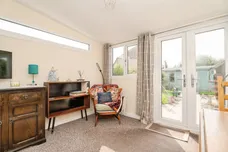 Elizabeth Crescent, Holt