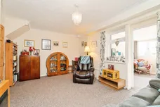 Elizabeth Crescent, Holt