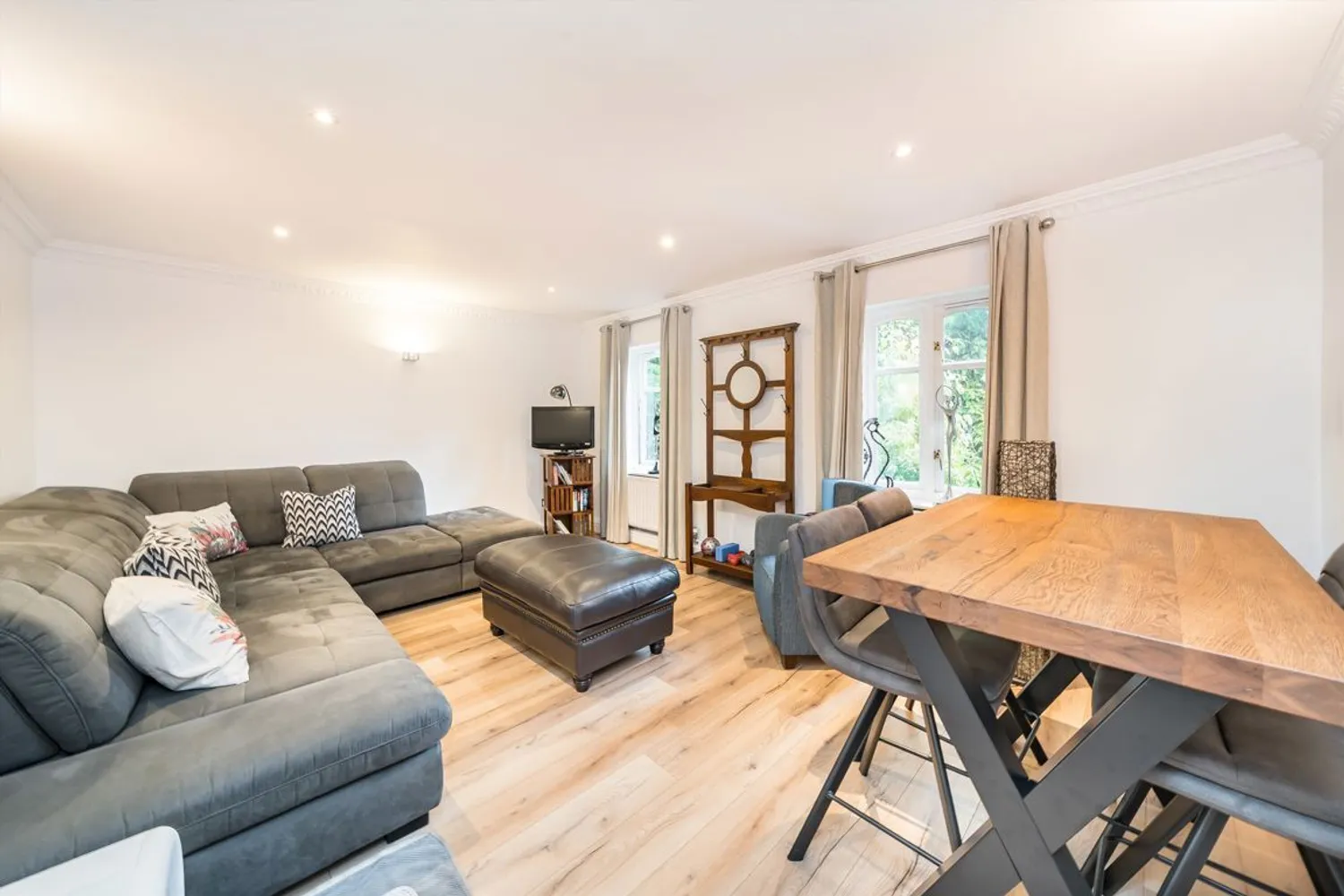 Hanger Hill, Weybridge, KT13 photo 2