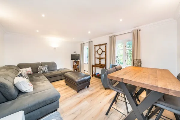 Hanger Hill, Weybridge, KT13 photo 2