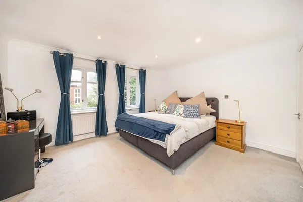 Hanger Hill, Weybridge, KT13 photo 6