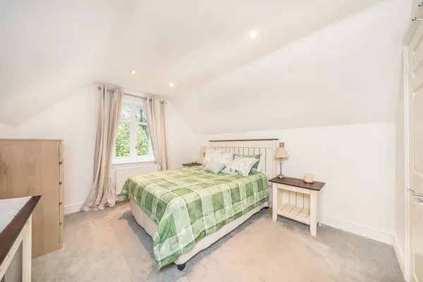 Hanger Hill, Weybridge, KT13 photo 7