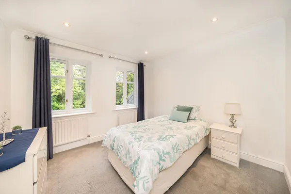 Hanger Hill, Weybridge, KT13 photo 8