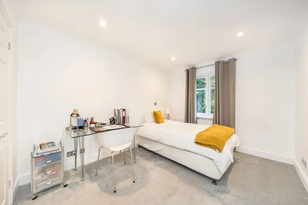 Hanger Hill, Weybridge, KT13 photo 9