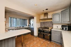 Seymours, HARLOW