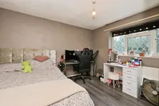 Seymours, HARLOW