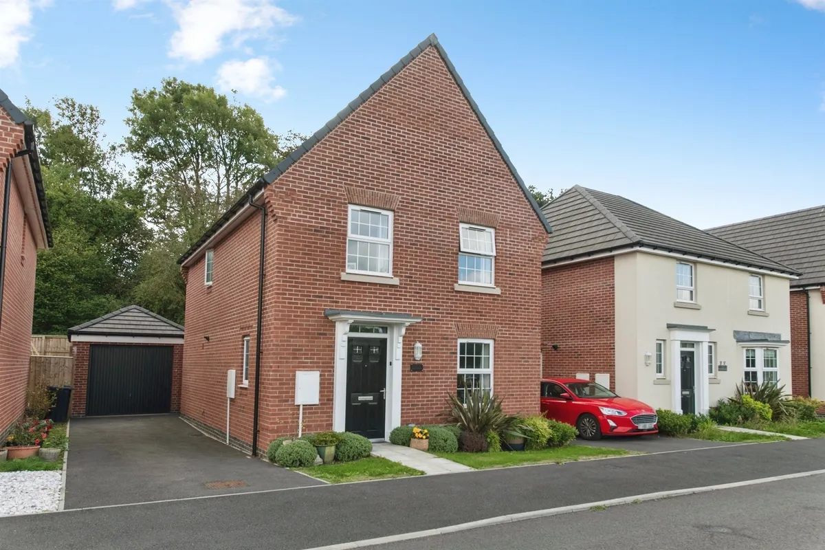 Moore Drive, Tiverton