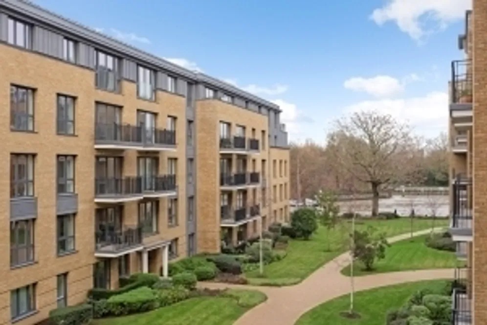 Pinewood Gardens Teddington TW11 photo 8
