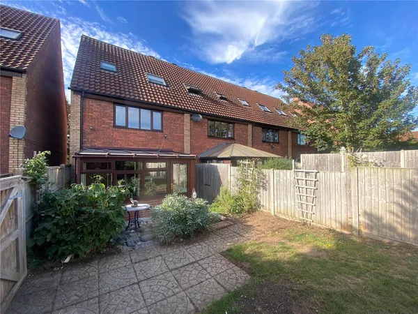 Armstrong Close, Newmarket, CB8 photo 1