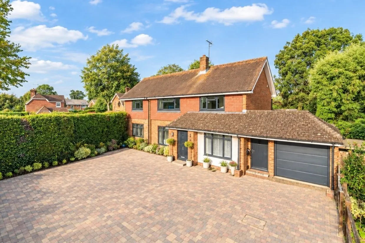 Comptons Lane, Horsham, RH13 photo 1