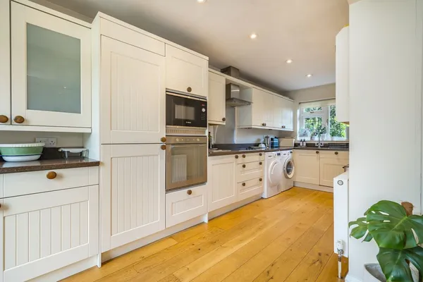 Woodland Way, Weybridge, KT13 photo 4