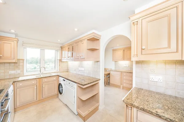 Hillrise, Walton-On-Thames, KT12 photo 3