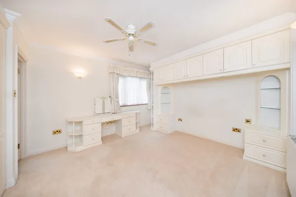 Hillrise, Walton-On-Thames, KT12 photo 4