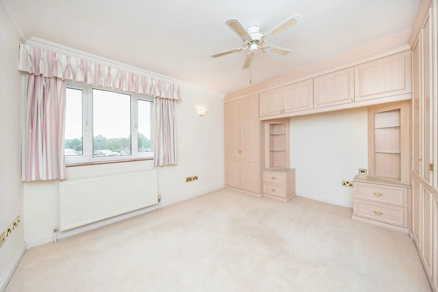 Hillrise, Walton-On-Thames, KT12 photo 5