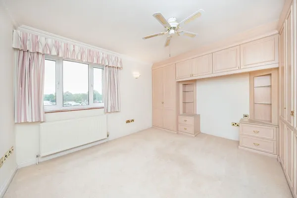 Hillrise, Walton-On-Thames, KT12 photo 5