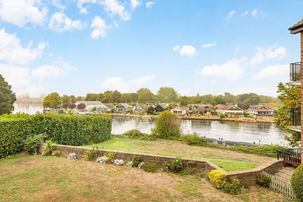 Hillrise, Walton-On-Thames, KT12 photo 7