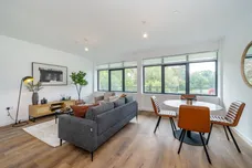1 Lakeside Close Staines TW18 photo 1