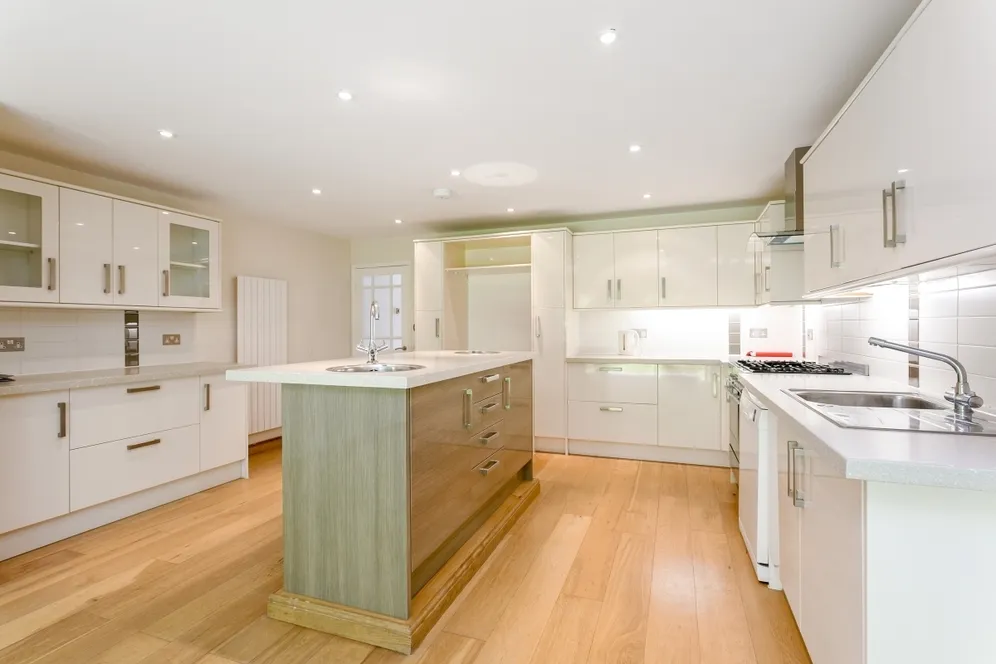 Fieldhead Gardens Bourne End SL8 photo 2