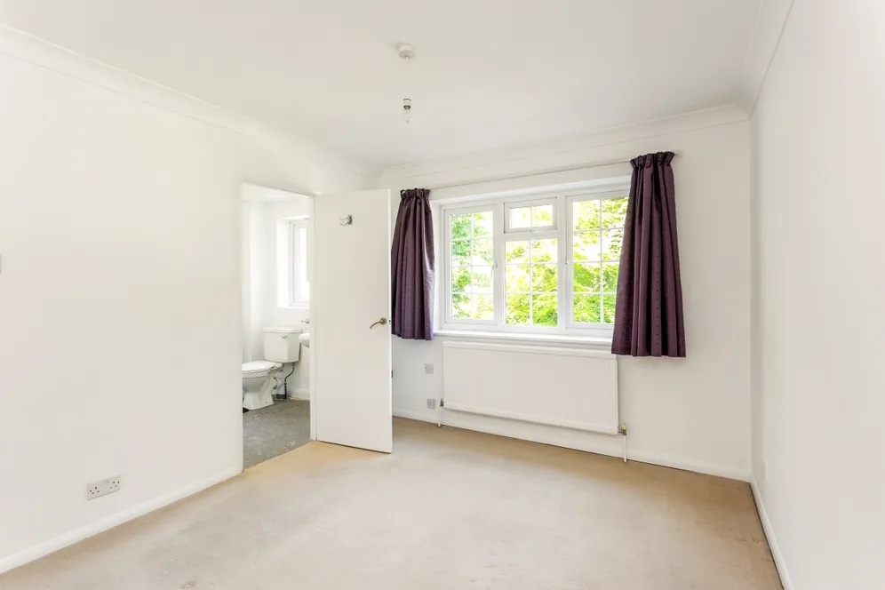 Fieldhead Gardens Bourne End SL8 photo 6