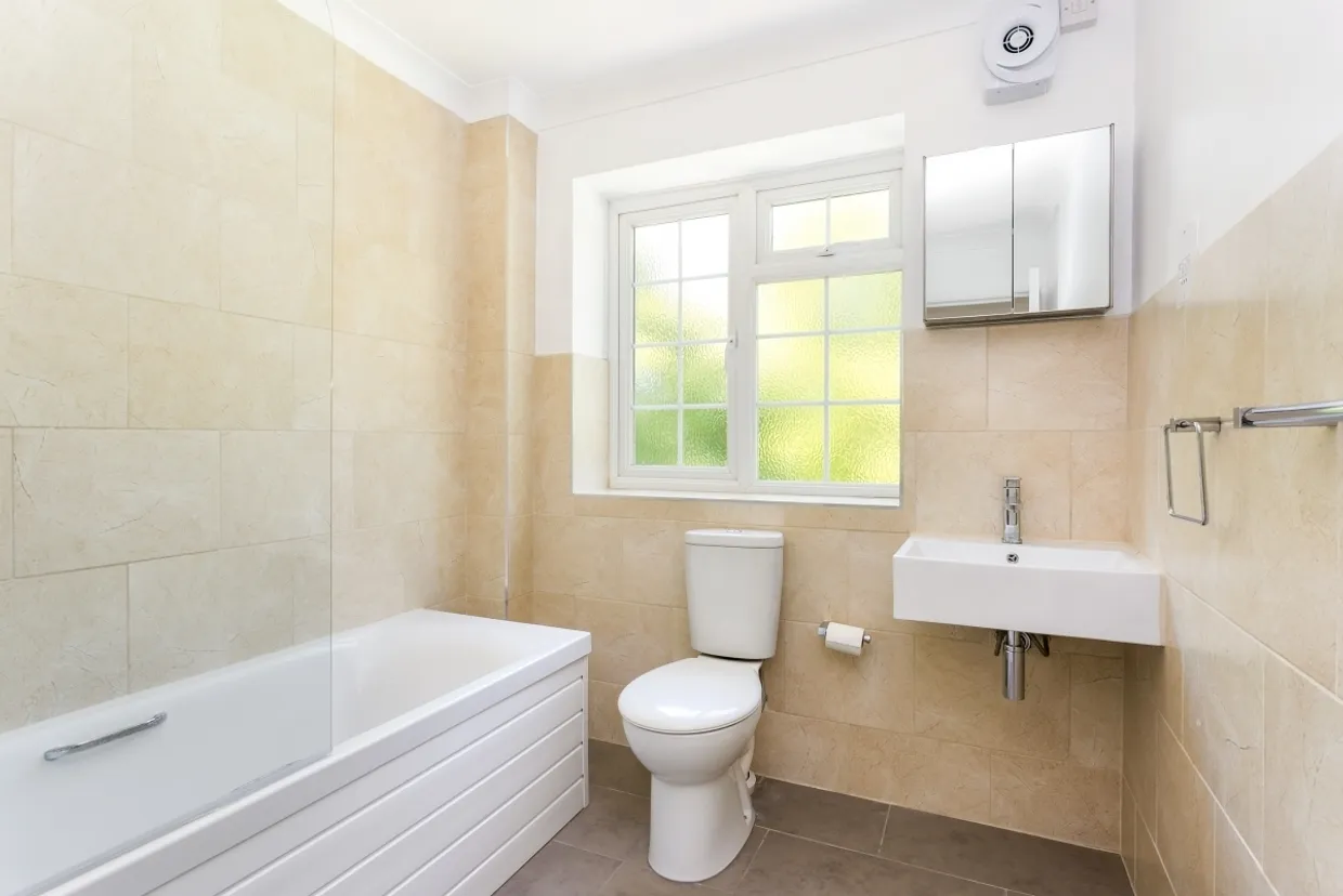 Fieldhead Gardens Bourne End SL8 photo 9