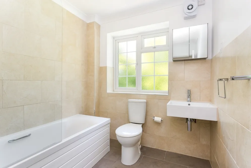 Fieldhead Gardens Bourne End SL8 photo 9