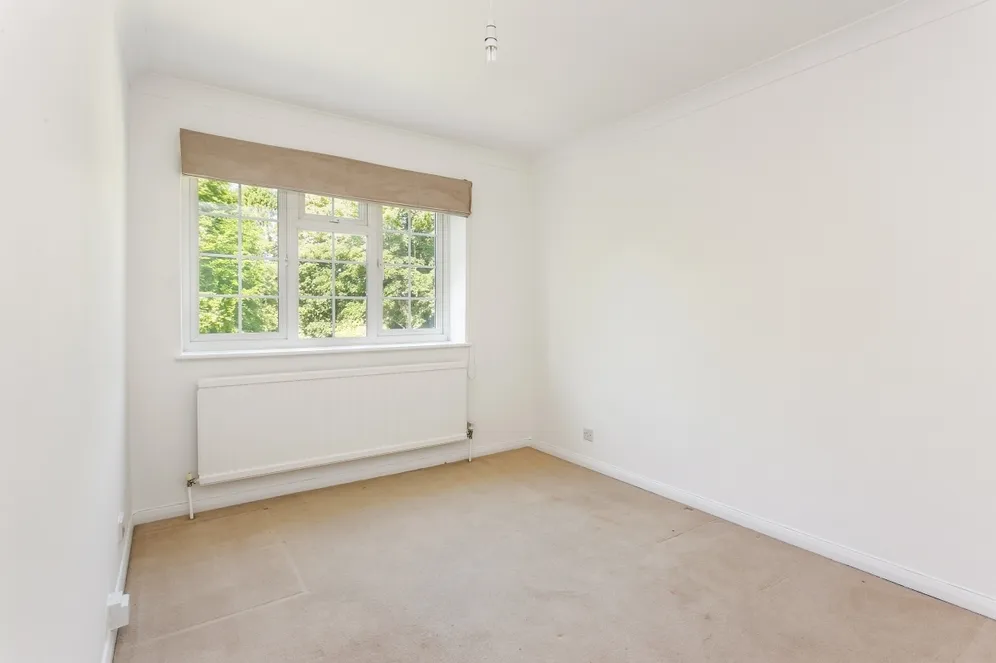 Fieldhead Gardens Bourne End SL8 photo 10