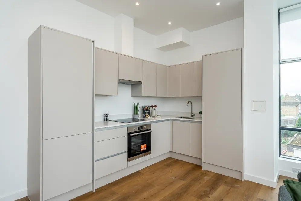 1 Lakeside Close Staines-upon-thames TW18 photo 5