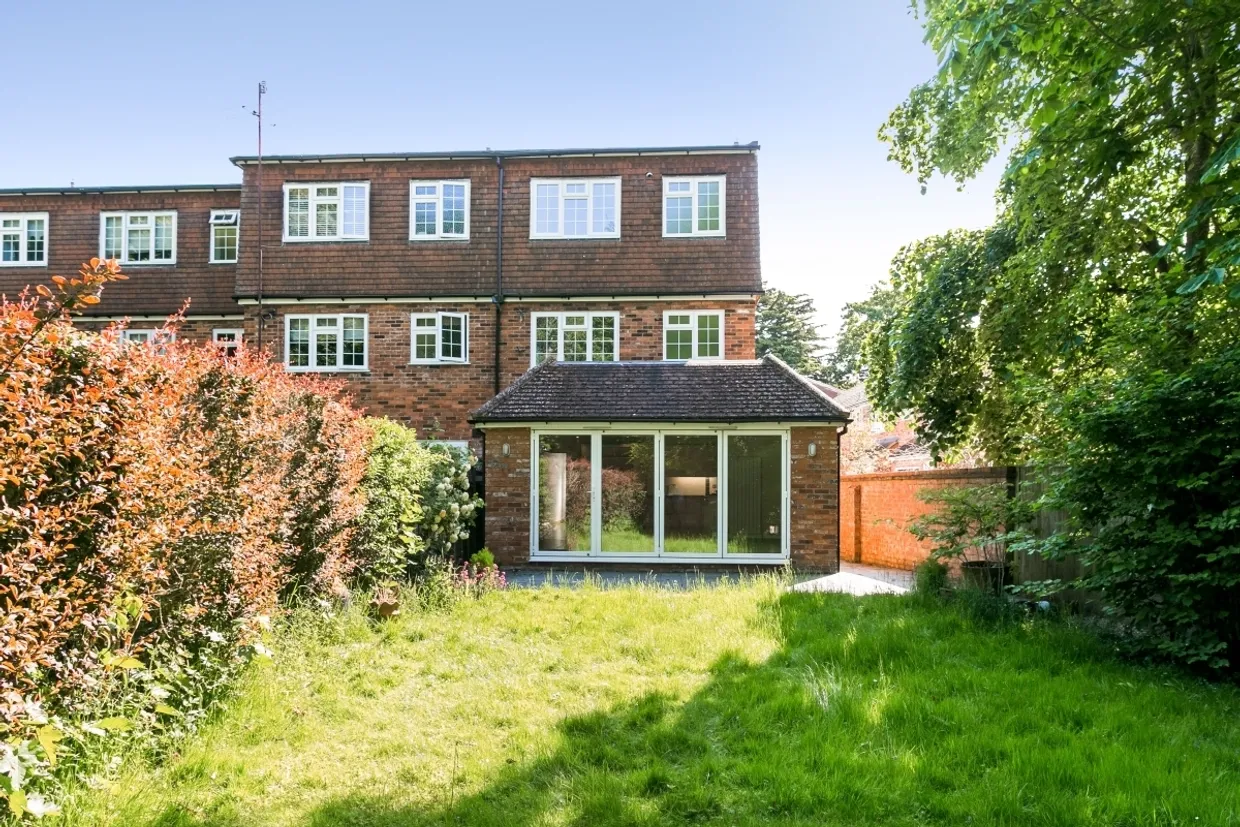 Fieldhead Gardens Bourne End SL8 photo 12