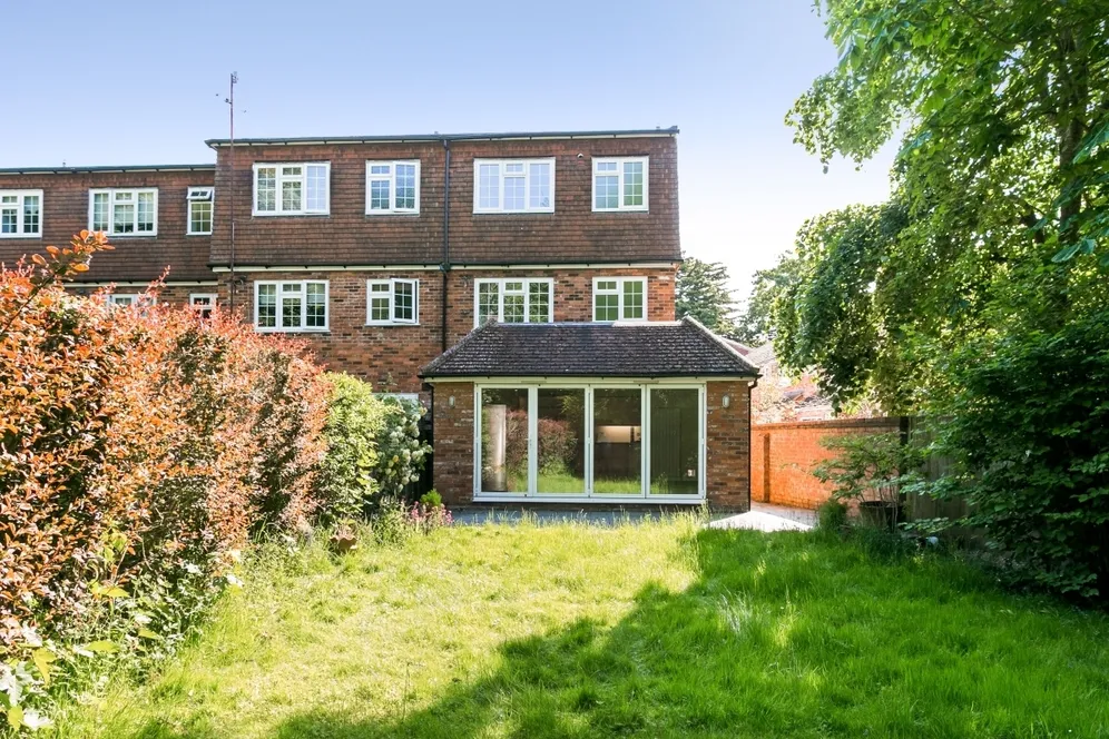 Fieldhead Gardens Bourne End SL8 photo 12