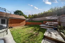 Yalden Gardens, Farnham, GU10 photo 8