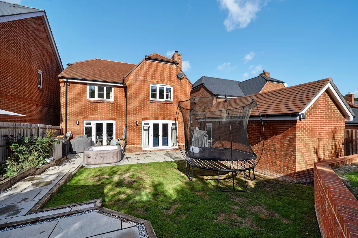 Yalden Gardens, Farnham, GU10 photo 17