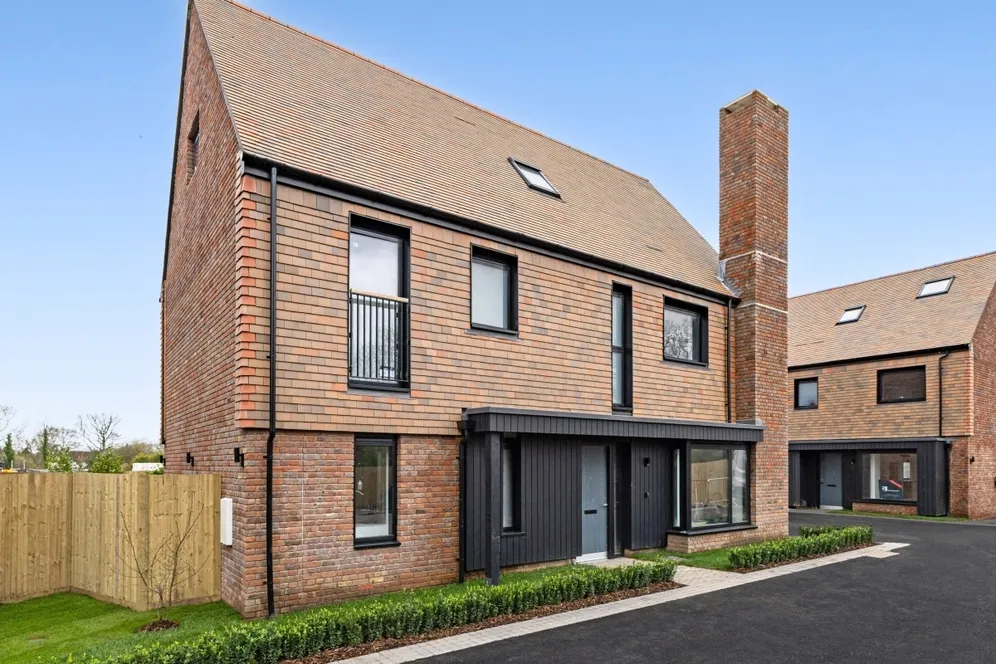 Medland Close Cranleigh GU6 photo 15