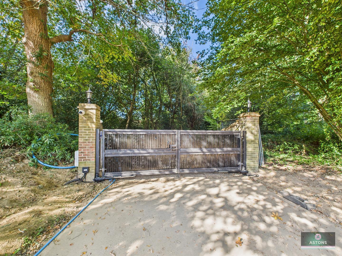 Old Hollow, Worth, Crawley Image 3