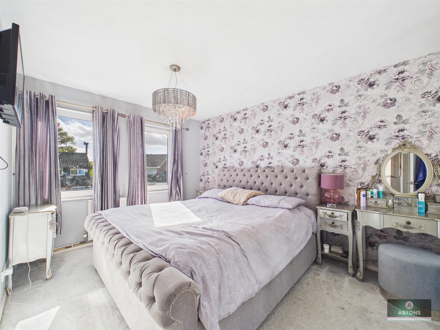 Chepstow Close, Pound Hill Image 14