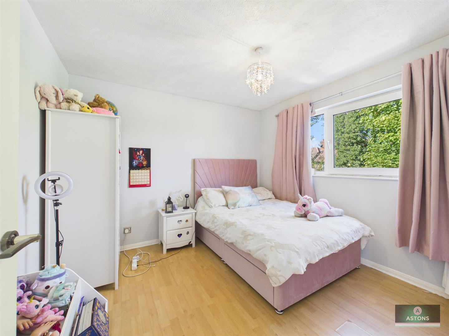 Chepstow Close, Pound Hill Image 15
