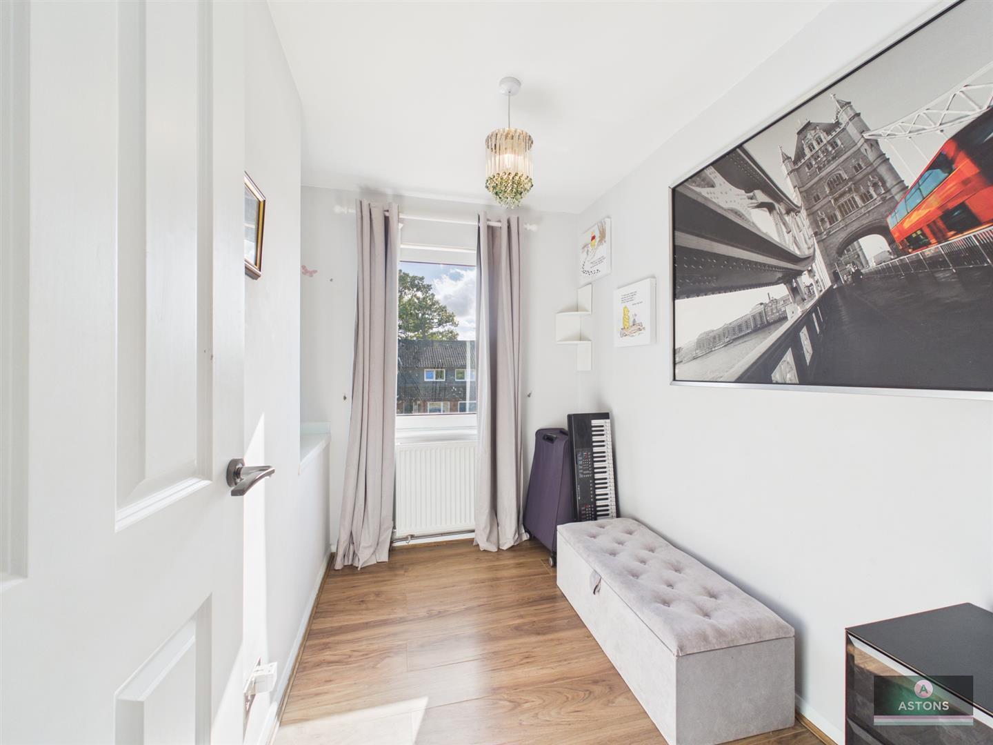 Chepstow Close, Pound Hill Image 16