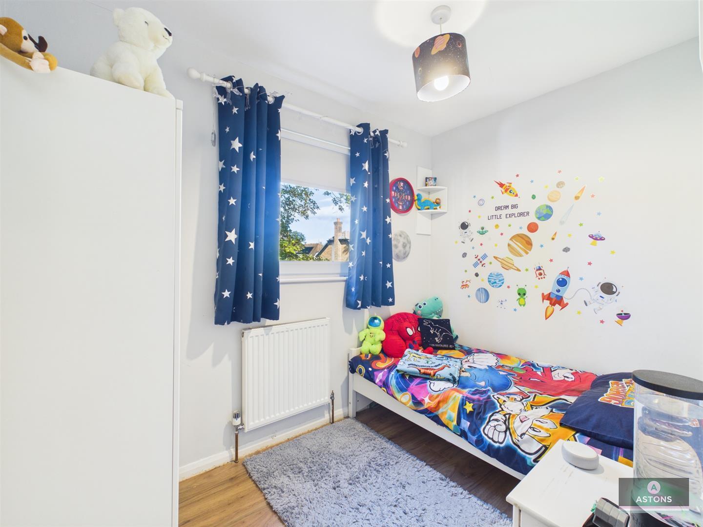 Chepstow Close, Pound Hill Image 17