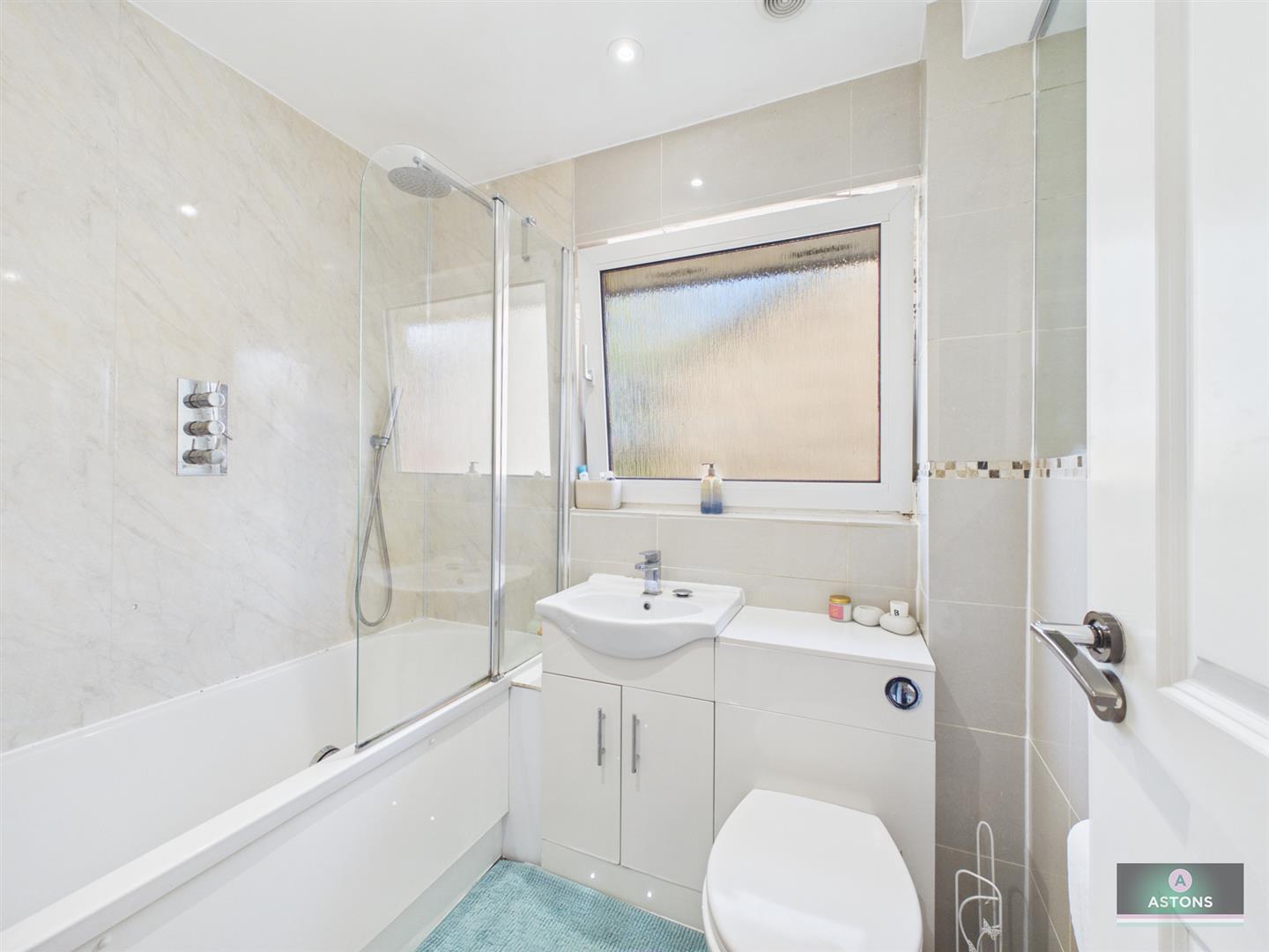 Chepstow Close, Pound Hill Image 18