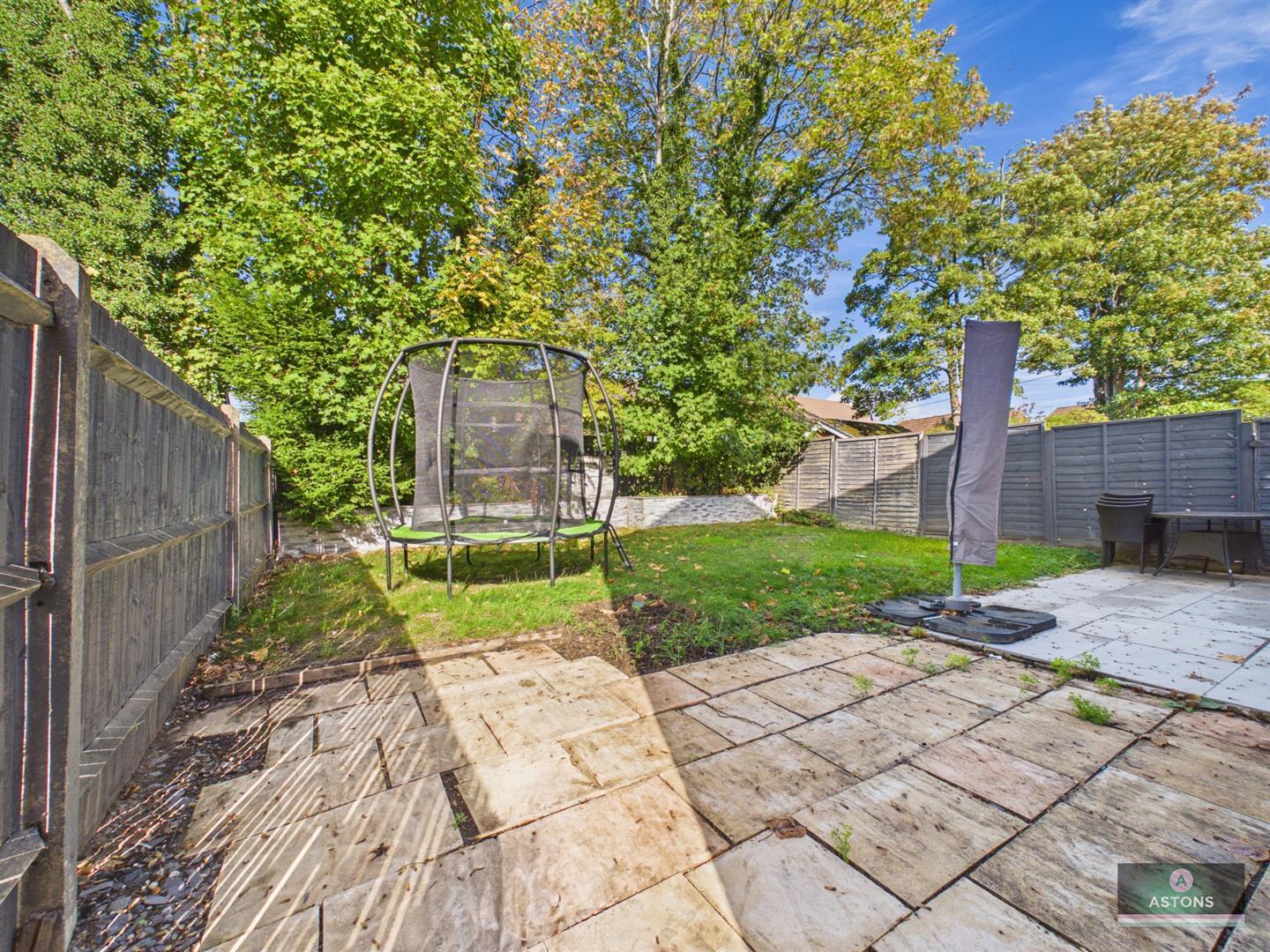 Chepstow Close, Pound Hill Image 19