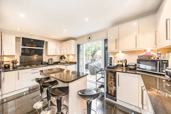 Cottimore Avenue, Walton-on-thames, KT12 photo 3