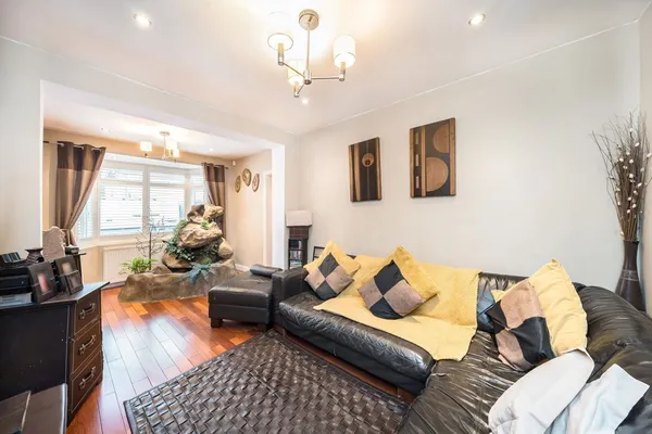 Cottimore Avenue, Walton-on-thames, KT12 photo 4