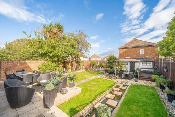 Cottimore Avenue, Walton-on-thames, KT12 photo 9