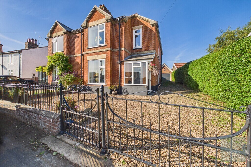 Low Bungay Road, Loddon Image 1