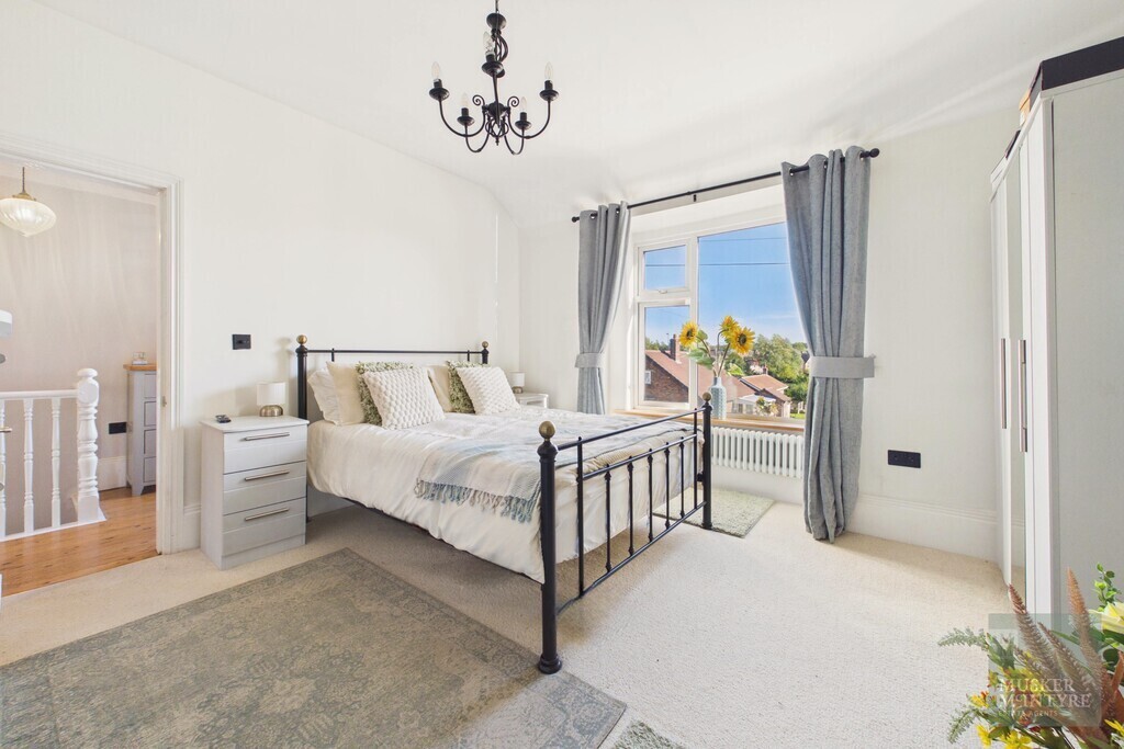 Low Bungay Road, Loddon Image 14