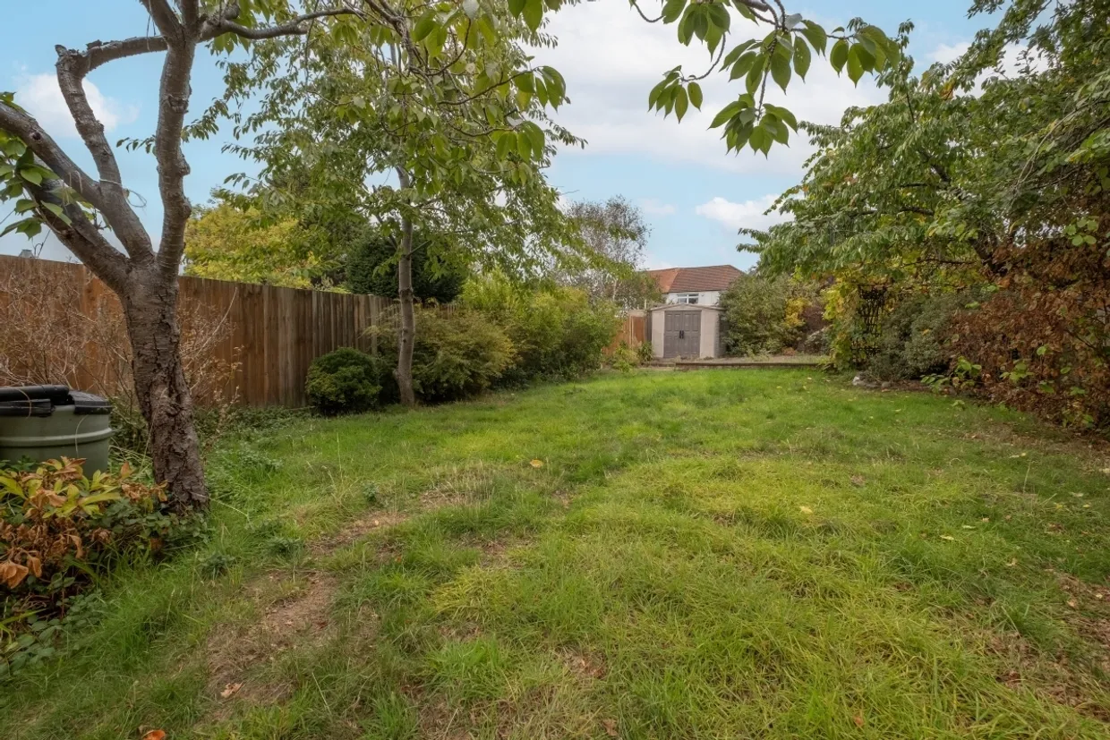 Raeburn Avenue The Crossways KT5 photo 9